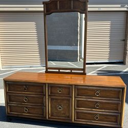 Beautiful Thomasville dresser with mirror/ hermoso tocador con espejo 