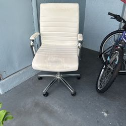 White Ayustable Chair Good  Condition $ 20  AIS