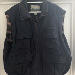 Field and stream men’s 2XL vest. some fading as shown in pictures, but a very warm, nice vest 