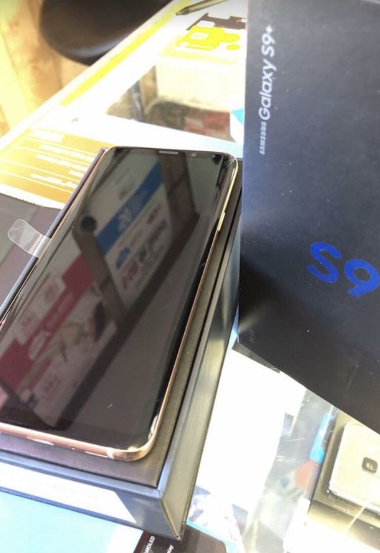 BRAND NEW WITH BOX AND ACCESSORIES SAMSUNG S9 PLUS