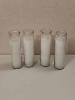 4 veladoras blancas en vaso de vidrio