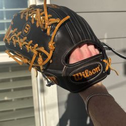 A2000 Wilson Fantastic Condition(barely broken in)  Come Try It On If You’d Like!