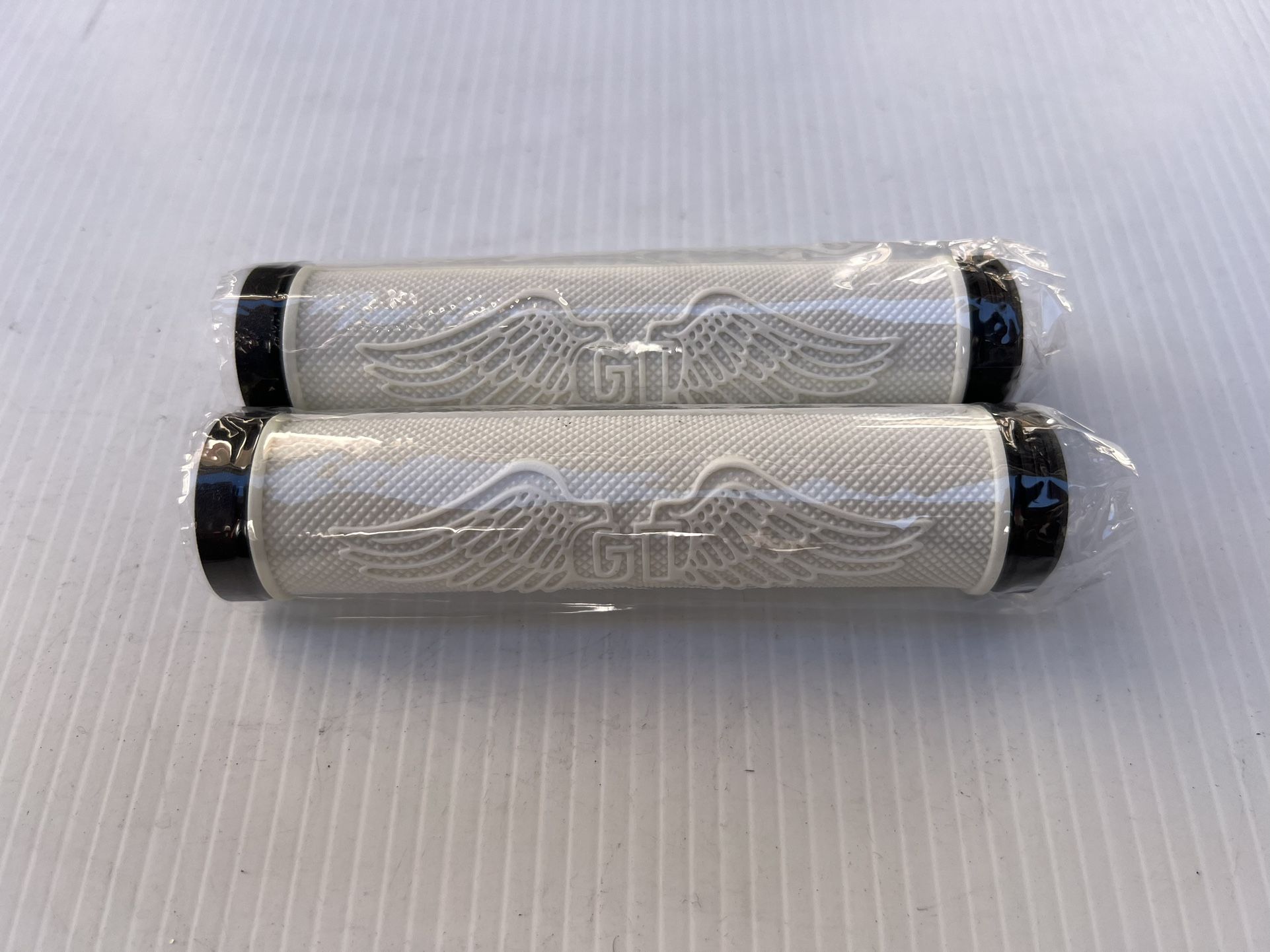 GT Wing Grips White/Black New!