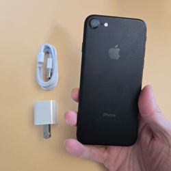Apple iPhone 7 - UNLOCKED - Like New 