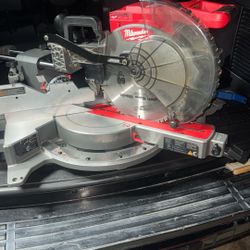 Milwaukee M18 7-1/4” Cordless Compound Miter Saw (2734-20) – Lightly Used