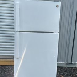 GE refrigerator in excellent condition🧊