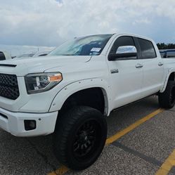 2018 Toyota Tundra Crew Cab Platinum 4WD 5.7L V8 LIFTED AND CUSTOM, WHEELS, LEATHER, SUNROOF