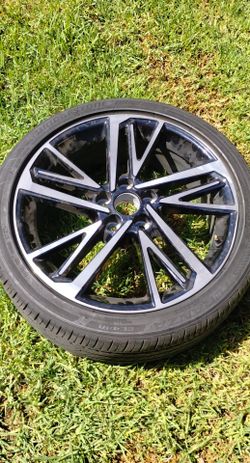 1 GENUINE TOYOTA 2025 CAMRY 19" WITH A LITTLE DENT NO CRACKS OR SCRATCHES WITH LIKE NEW BRIDGESTONE TURANZA 235/40/19