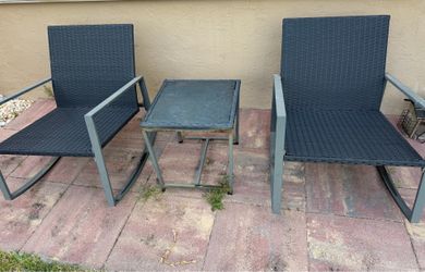 Rocking chairs with square table.