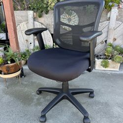 Heavy Duty Cool-Mesh Back Office Chair In Perfect Condition.
