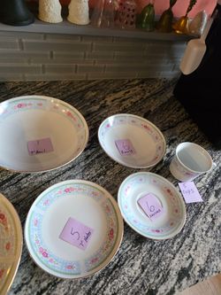Beautiful floral pattern place setting with hold plated trim
