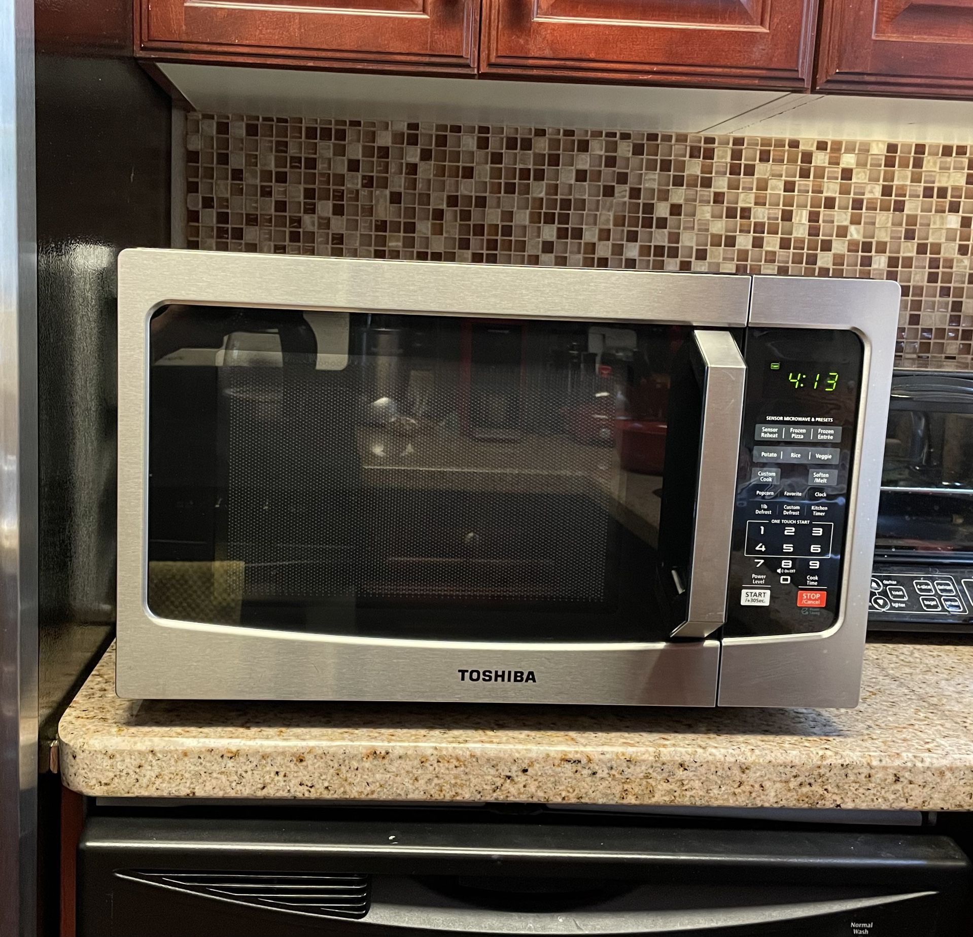 1550 Watt Toshiba Countertop Microwave Oven 