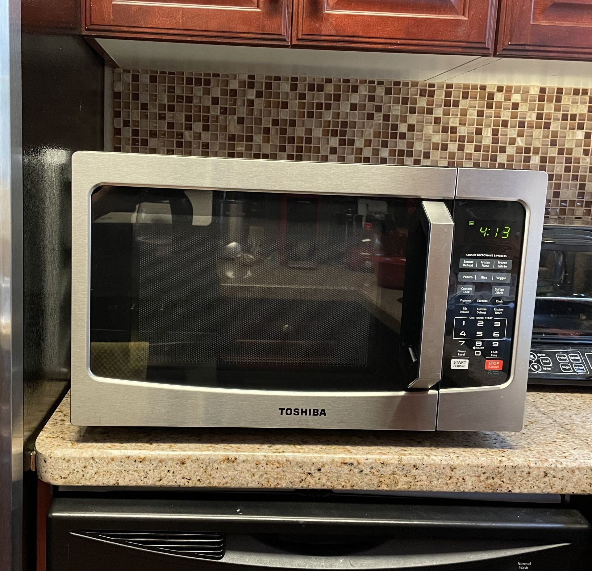 1550 Watt Toshiba Countertop Microwave Oven