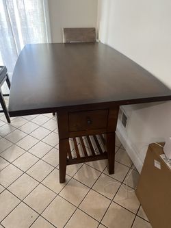 TYLER CREEK COUNTER HEIGHT DINING TABLE WITH  4 BARSTOOL CHAIRS
