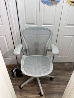 Herman Miller Aeron ( SIZE B ) REMASTER . FULLY LOADED . Light Grey  Color !!