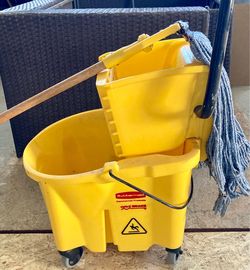 Commercial mop bucket with wringer