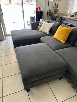 DELIVERY AVAILABLE 🚛! Super comfortable grey sectional couch and matching ottoman