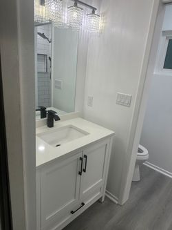 Tocador de Baño Moderno Blanco con Lavamanos y Espejo Incluidos — $250🤑🎰