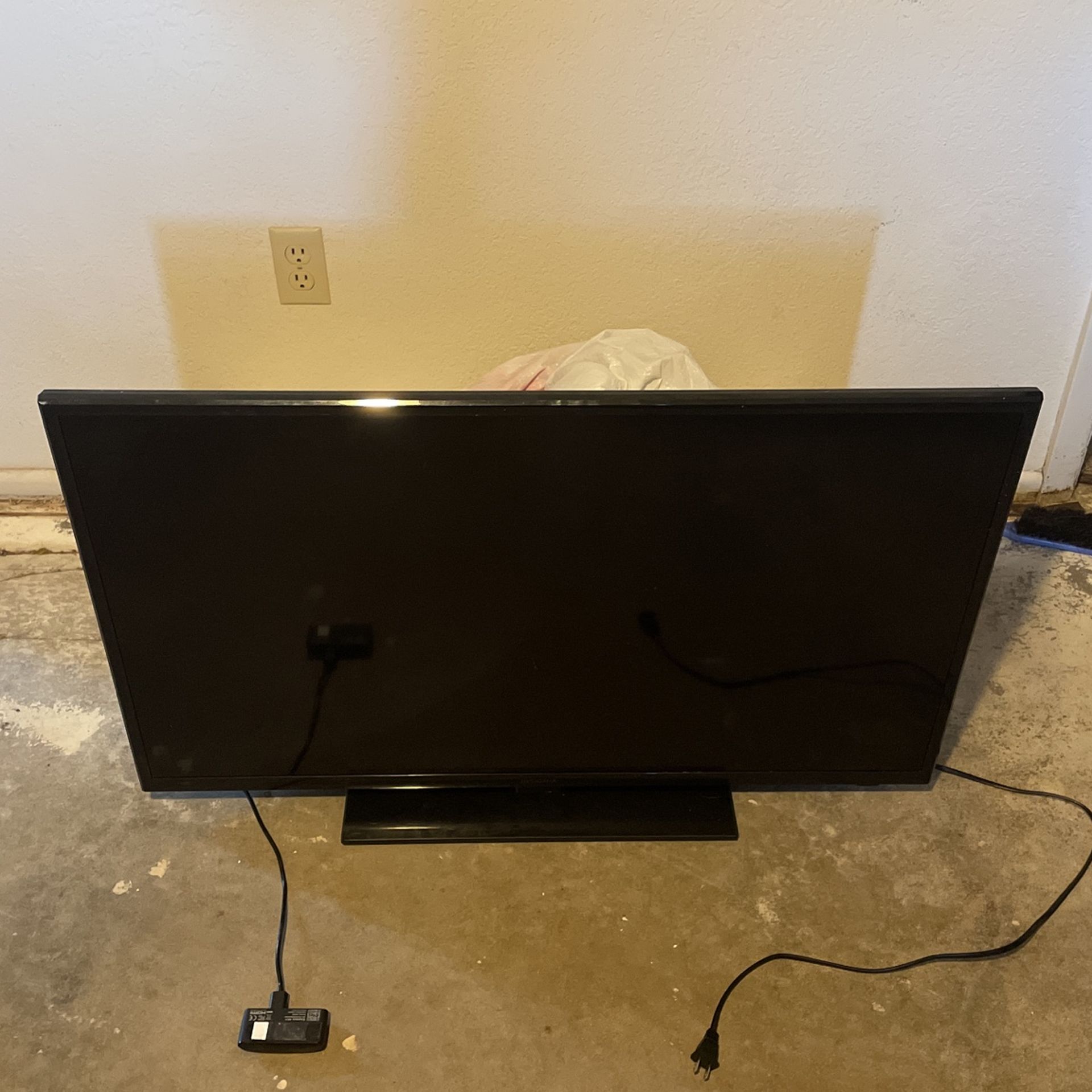 35 Inch Tv With Roku Set Up for Sale in Odessa, TX OfferUp