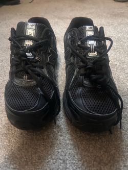 New Balance Black Sneakers size 9 ( It run big)