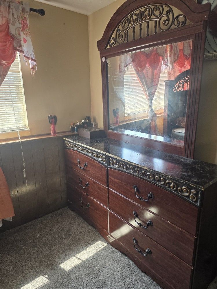 Dresser No Thing is wrong with It