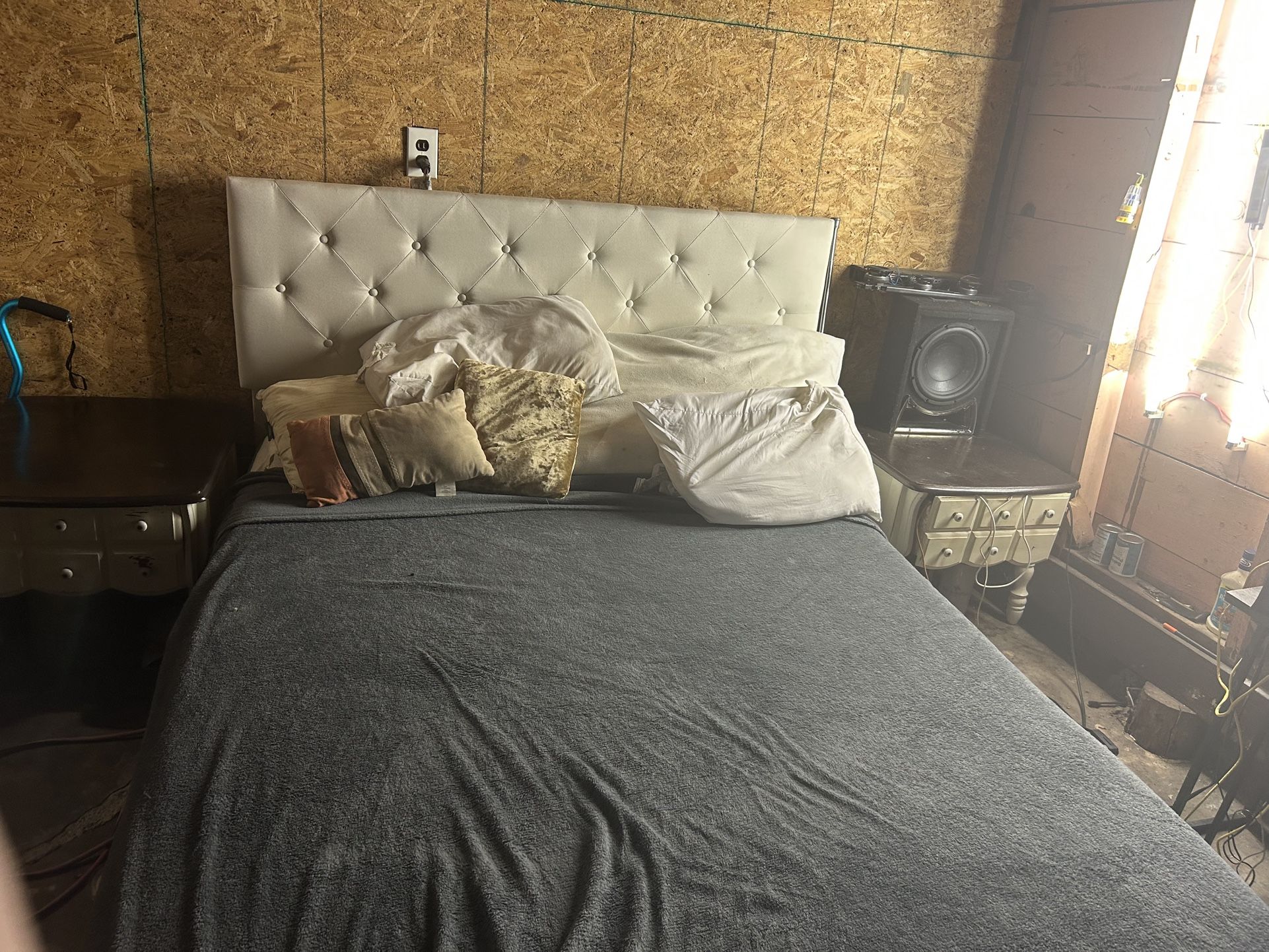 Queen Size Platform Bed With Mattress