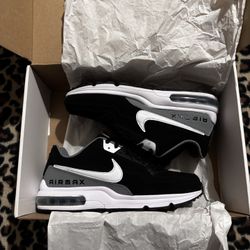 Men’s Nike Airmax Shoes - New ( Size 9.5 )