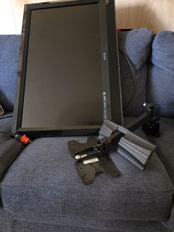 TV 32" Vizio with Wall Bracket