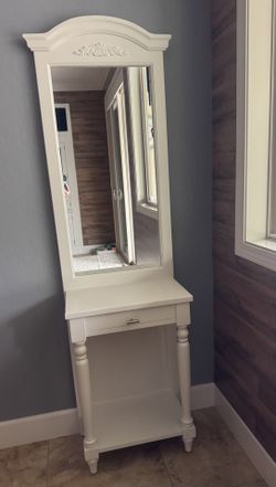Broyhill Entry Furniture with Mirror
