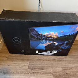 Brand new Dell UltraSharp 43 4K USB-C Hub Monitor - U4323QE