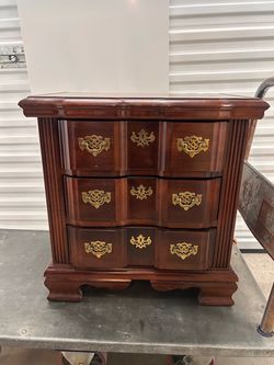 Vintage Georgian Style Mahogany Block-Front Accent Chest / Nightstand