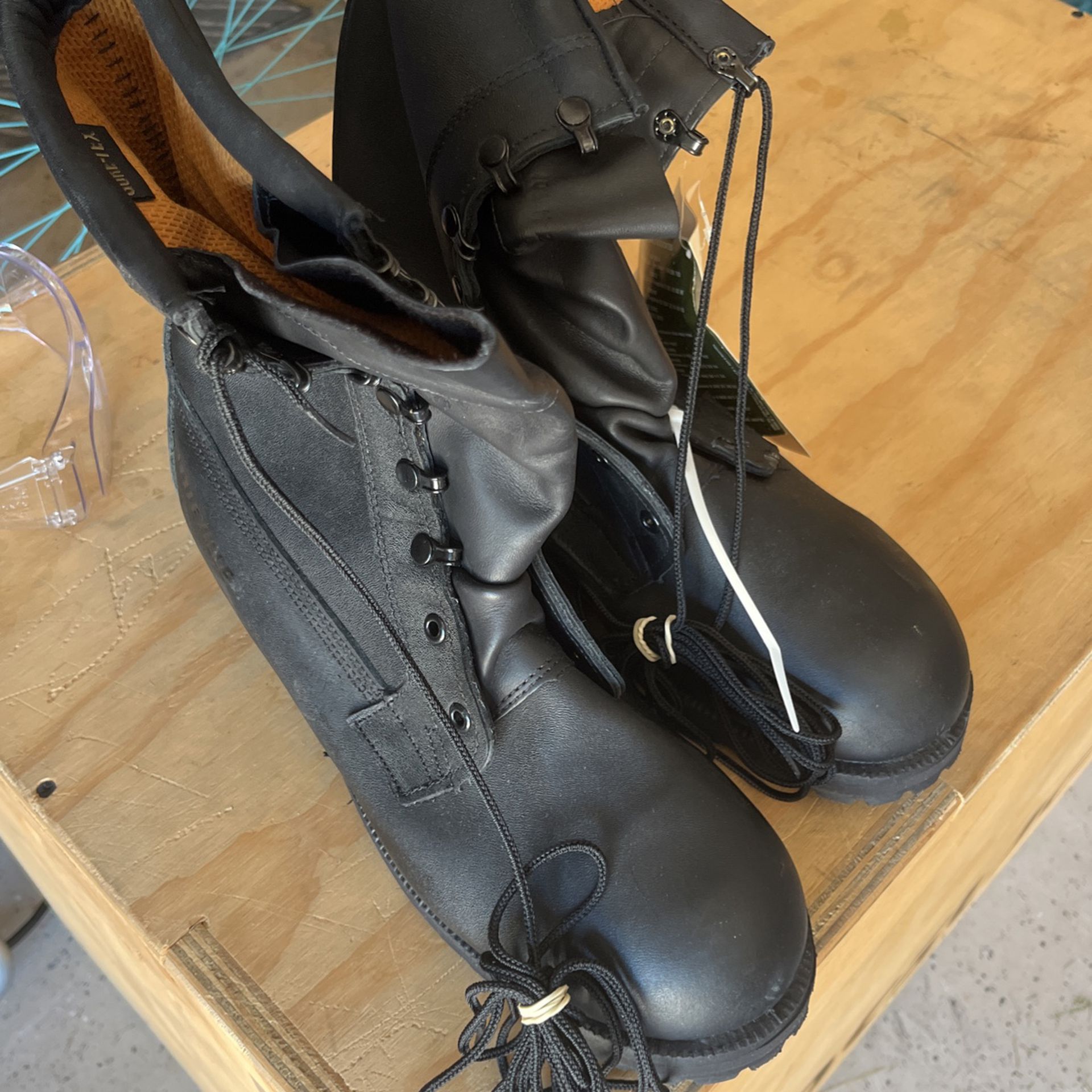 10.5 gortex military boots/  brand new