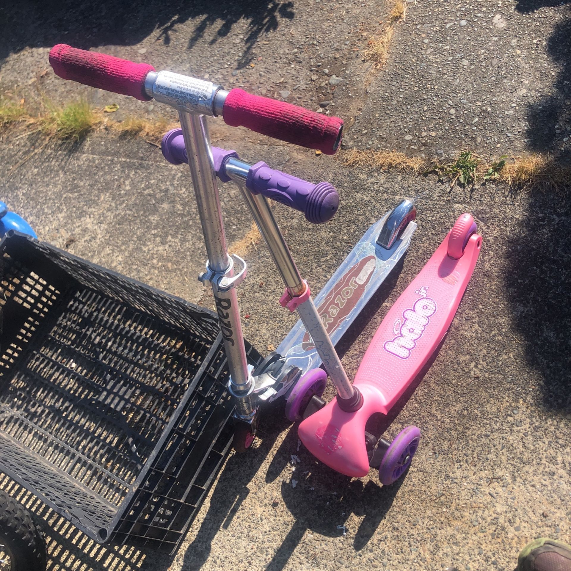 Razor,halo Kitty Scooter Price 10$ For Both Or 5$ Each. Pick Up. E. Side. Tacoma