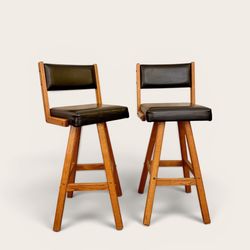 Pair of Vintage Sun Country Oak Co. Bar Stools in Excellent Condition