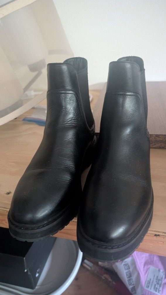 Lots Of Women's Clothes And Shoes All $70 More Than 20 Pieces