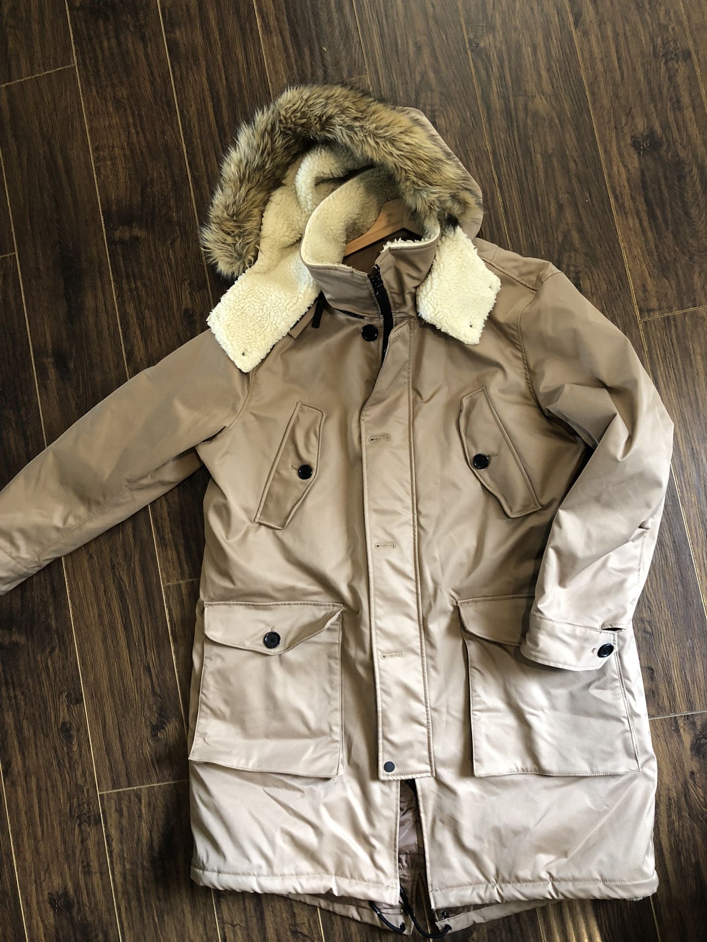 Men Winter Coat Size L Like NEW Stylish Fake Fur On Hood