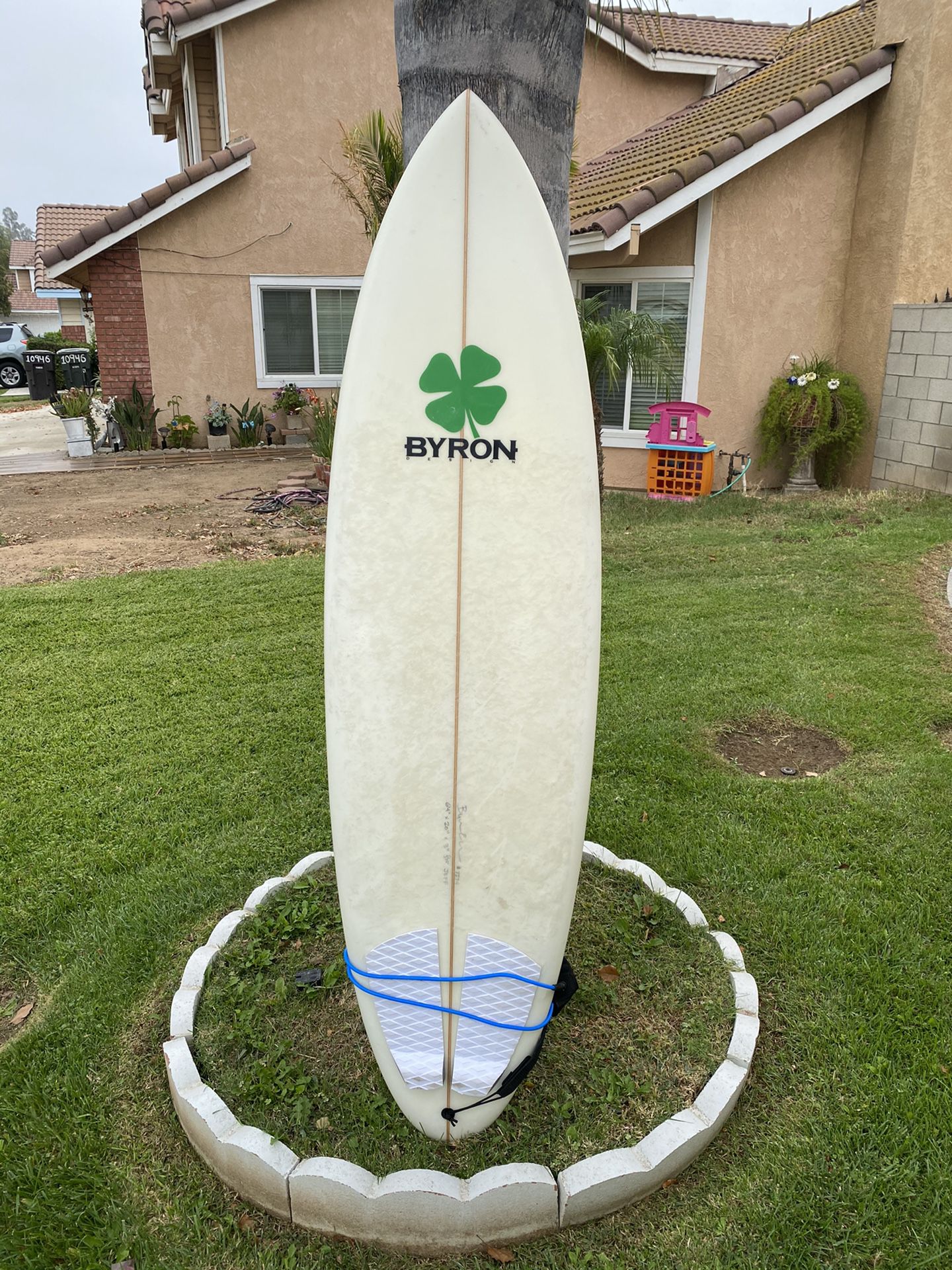 Surfboard 6’4” x 20” x 3 (Byron Design)