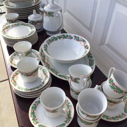 Service Of 8 Christmas Dishes