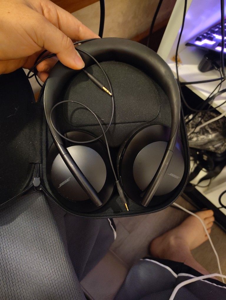 Bose Noise Cancelling Headphones With Out Charger But With  Aux