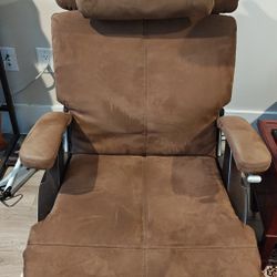 Human Touch PC-075 Perfect Chair is a premium zero-gravity recliner designed for comfort and wellness. 