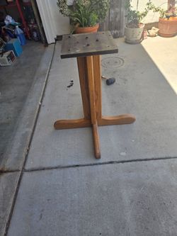 Round pestal table $50.00or best offer