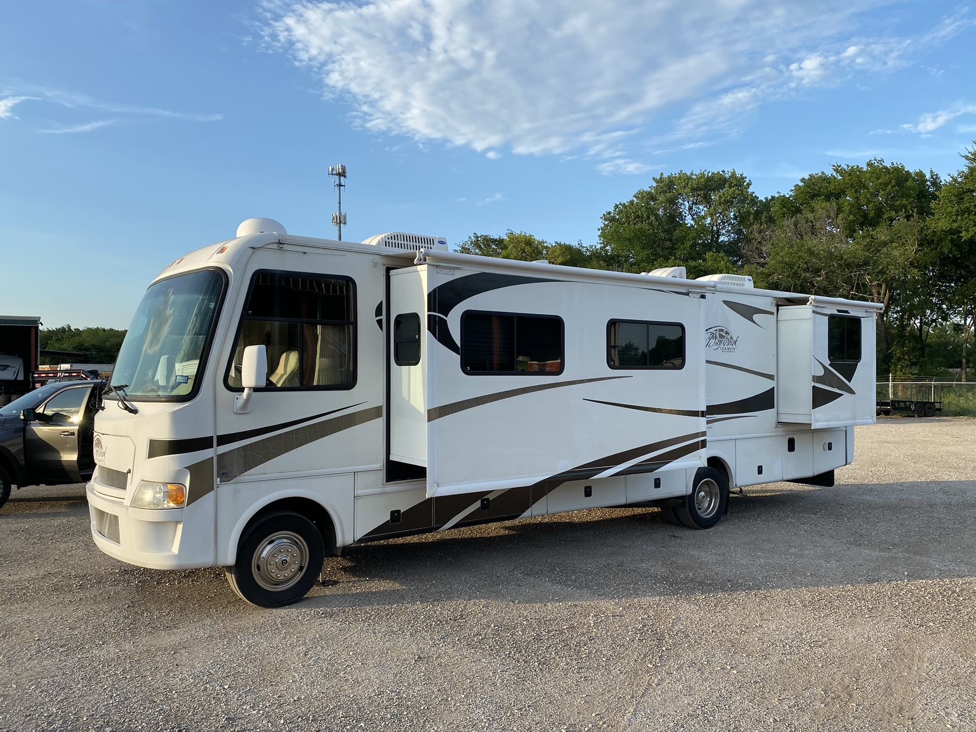 RV 2010 Class A Motorhome Damon Daybreak Bunk house