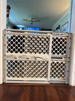 Pressure mounted baby gate