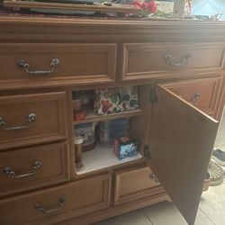 Dresser / Drawer & Nightstands