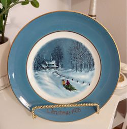 🩵 Vintage “1976” Christmas Avon decor plate with stand 🎄