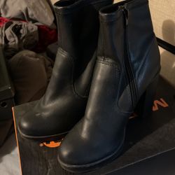 Lightly Used Lady Boots 7.5