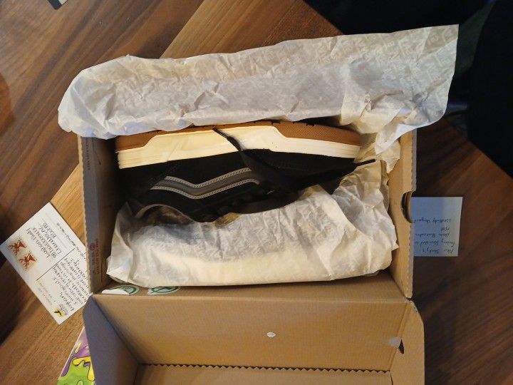 Brand New Vans Hylane's Size 8 Men 9.5 Women
