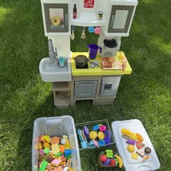 Step 2 Kitchen With Accessories/food 