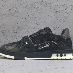 Louis Vuitton Men’s Sneaker With Box New

