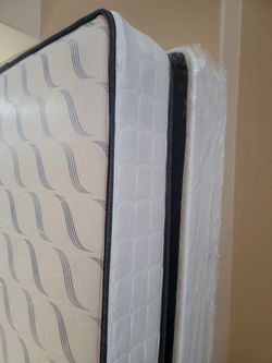 Like new queen mattress set in exellent condition